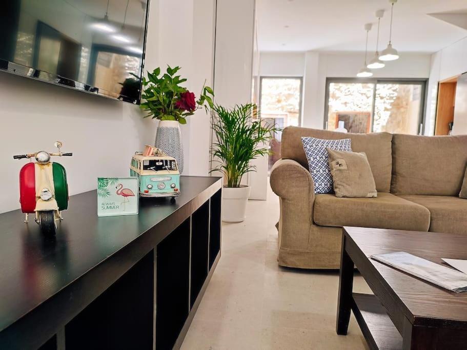 Maisonette Center *